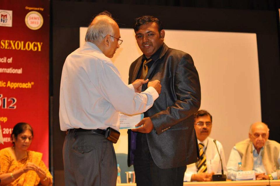 Dr. Chakravarthy receiving recognition at National Conference of Sexology